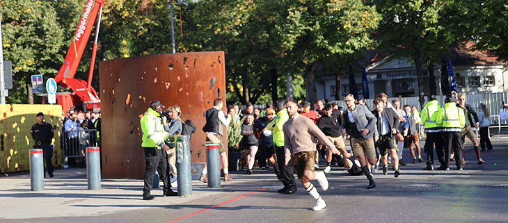 Run am Morgen auf die Zelte (©Foto: Martin Schmitz)